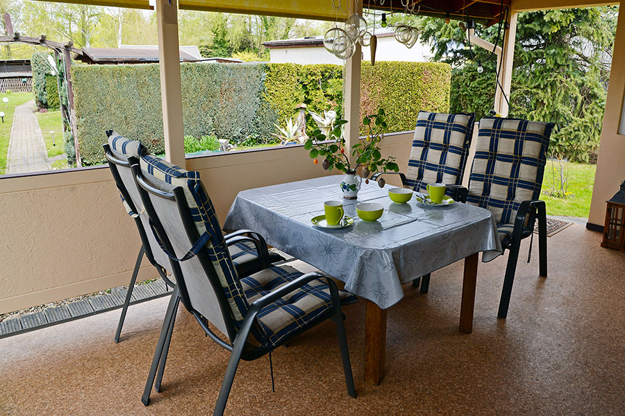 Überdachte Terrasse mit Essbereich
