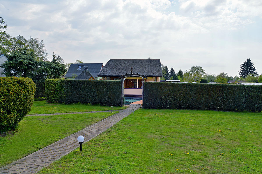 Blick über Wiese zum Haus