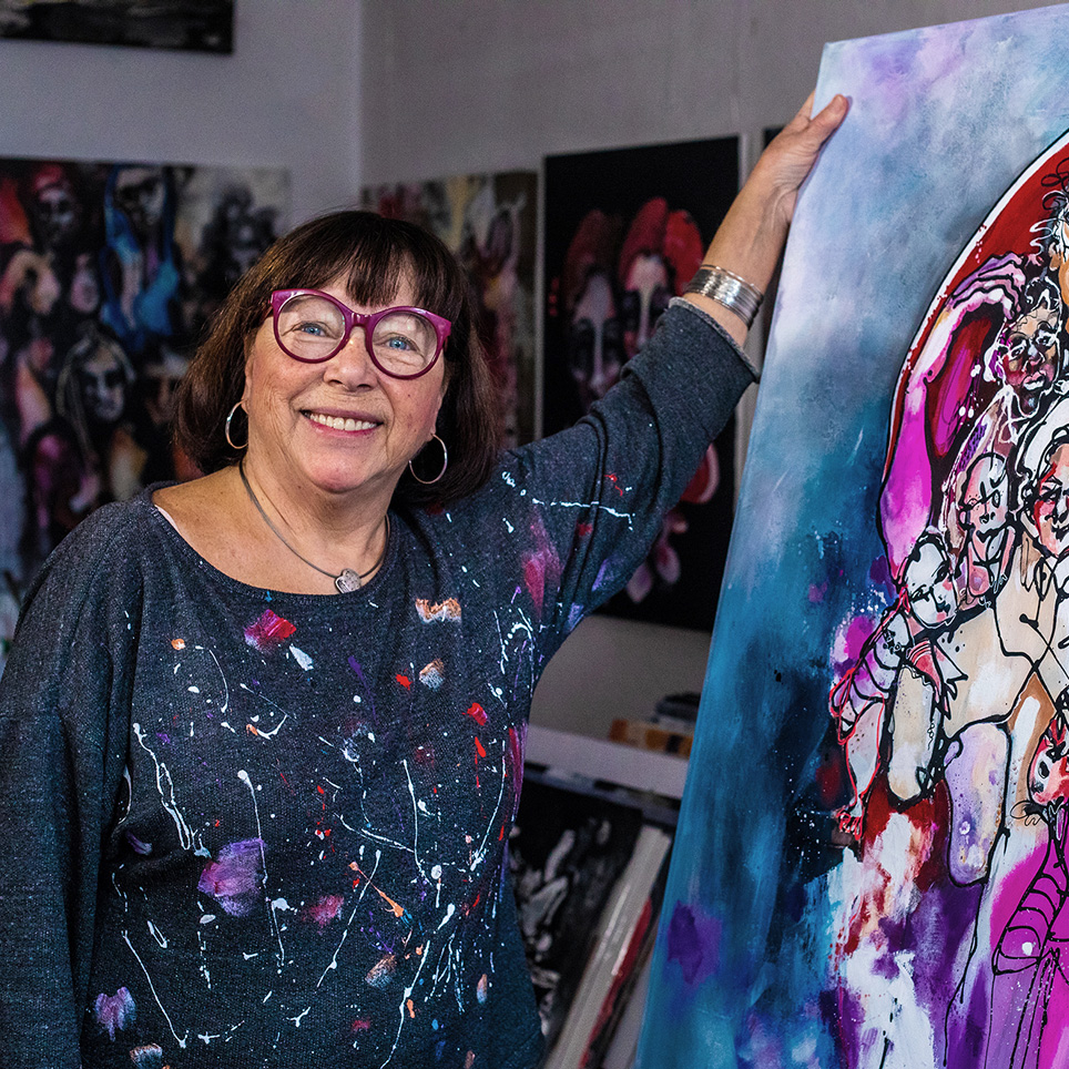 Edda B. Fischer im Atelier vor einem ihrer Bilder