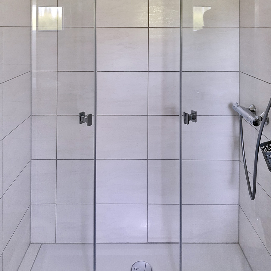 groß:e Duschkabine mit Glastür