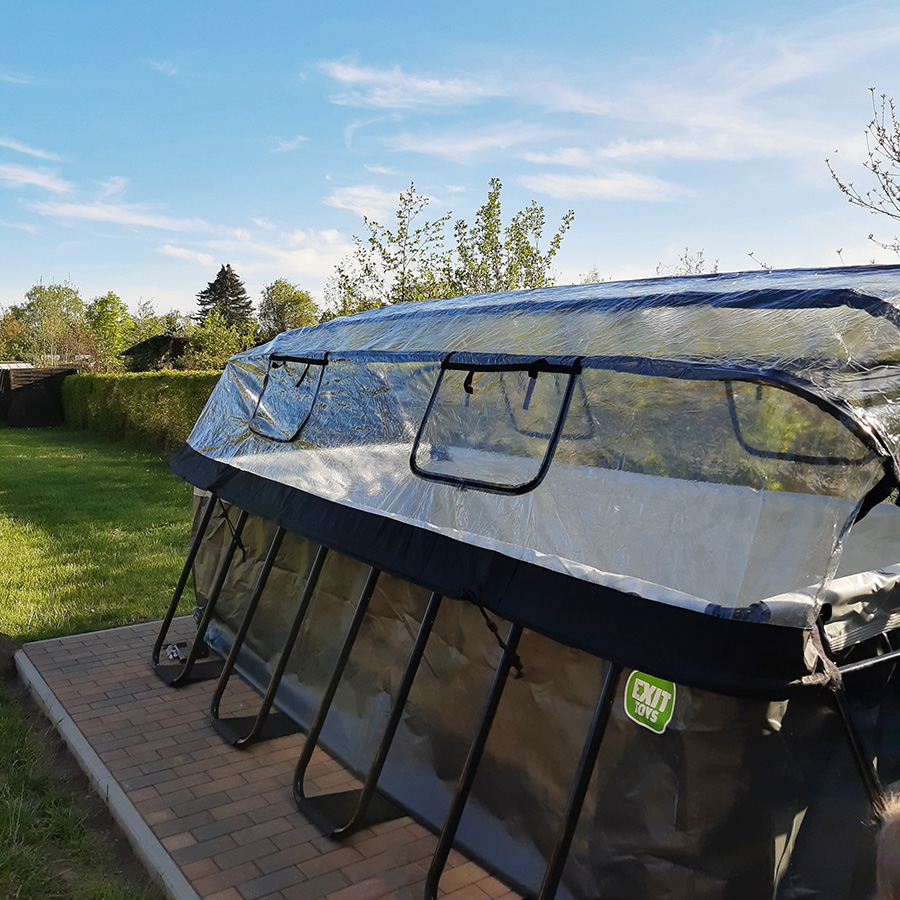 Blick auf Hof mit Pool