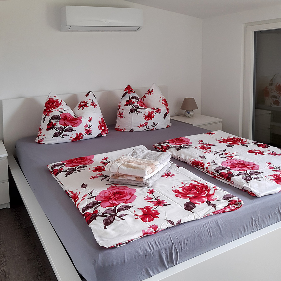 Doppelbett im Schlafzimmer