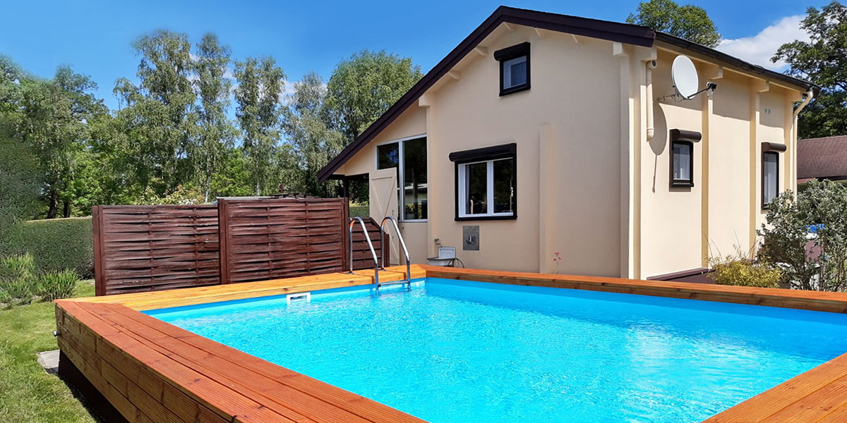 Ferienhaus, Außenansicht mit Pool – Copyright: G. Fischer